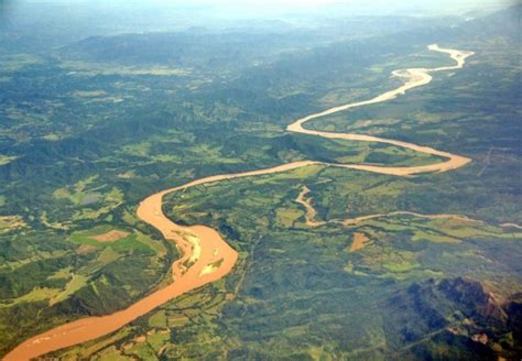 El Fantasma del Río Magdalena: Una storia colombina del XXI secolo che esplora i legami con il passato!